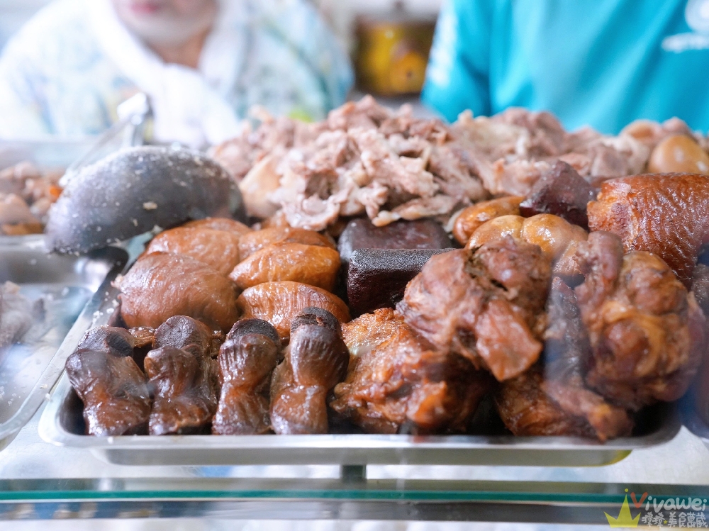 桃園平鎮美食｜『橋頭小吃部』一開店就爆滿！每桌必點現切的滷味小菜～還有各式麵類～晚來就吃不到！