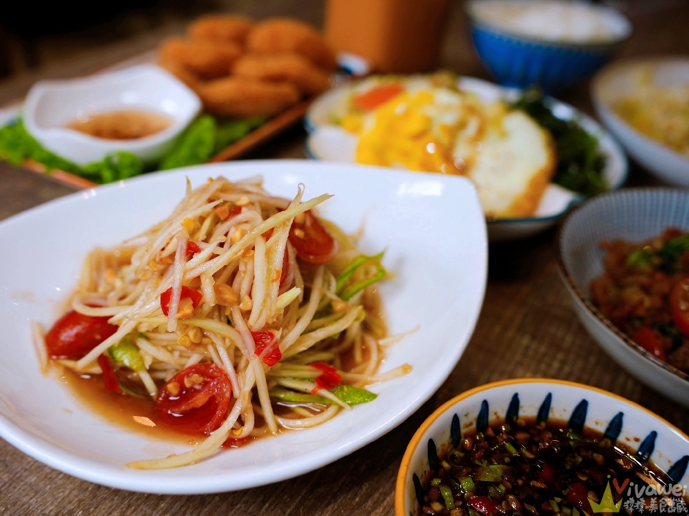 桃園中壢美食｜『壹食貳香』內壢專賣中式與泰式的美味小餐館！必吃雞腿炒飯&金錢蝦餅！