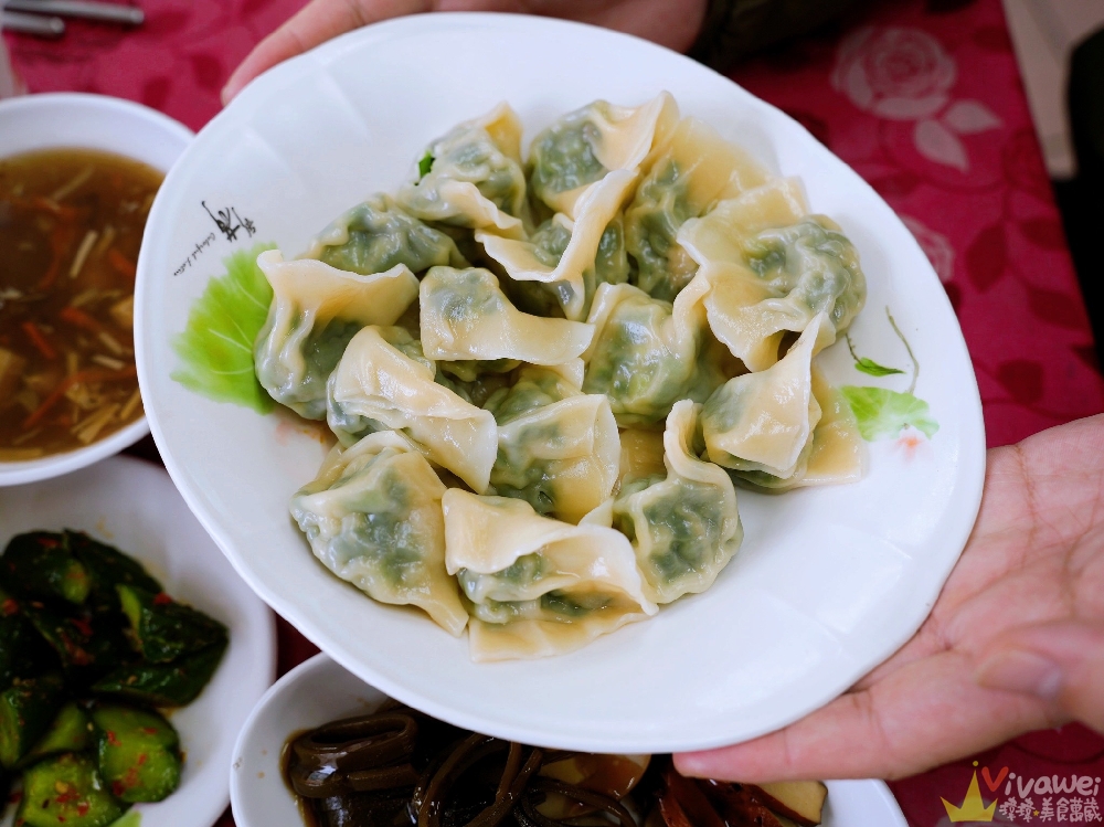桃園中壢美食｜『三斤大水餃』平價麵食小吃店～點15顆水餃就送酸辣湯～蔥抓餅加蛋也是必吃品項！