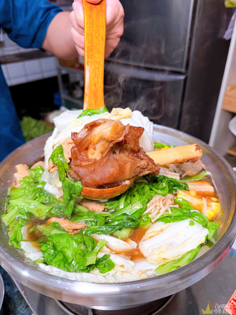 苗栗竹南美食｜『詹師傅越式羊肉爐』食補暖身!炭火加熱的古早味羊肉爐~讓你從裡暖到外!