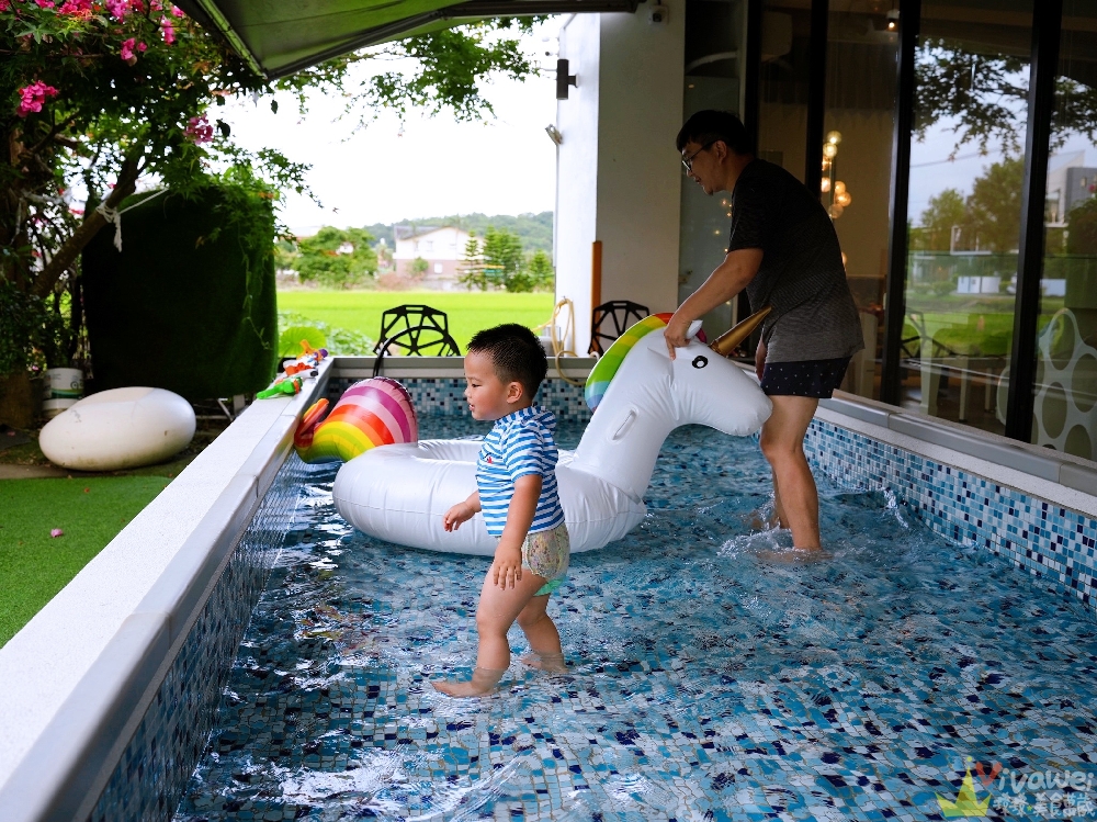 宜蘭冬山住宿｜『湖漾189風格旅店』梅花湖旁的親子民宿推薦～電動車+沙池+戲水池+室內遊戲區+手作早餐一次滿足～綠映親子房開箱！