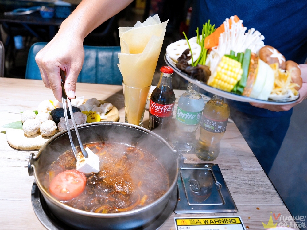 桃園中壢美食｜『鍋強強極緻火鍋』新升級桌邊蔬菜免費續&氣泡飲料暢飲&指定套餐+100元肉肉吃到飽！附設免費停車場~親子友善餐廳~回訪多次的質感火鍋店！