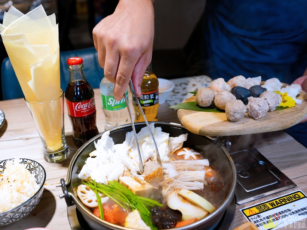 桃園中壢美食｜『鍋強強極緻火鍋』新升級桌邊蔬菜免費續&氣泡飲料暢飲&指定套餐+100元肉肉吃到飽！附設免費停車場~親子友善餐廳~回訪多次的質感火鍋店！