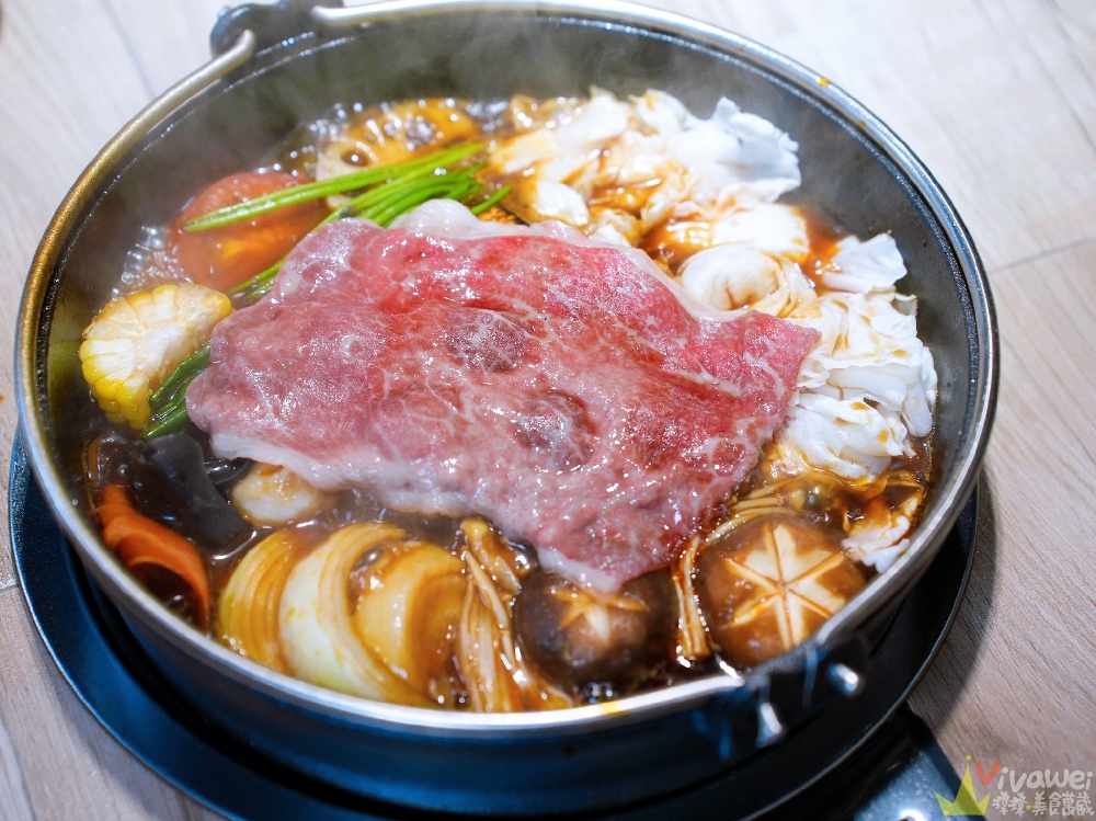 桃園中壢美食｜『鍋強強極緻火鍋』新升級桌邊蔬菜免費續&氣泡飲料暢飲&指定套餐+100元肉肉吃到飽！附設免費停車場~親子友善餐廳~回訪多次的質感火鍋店！