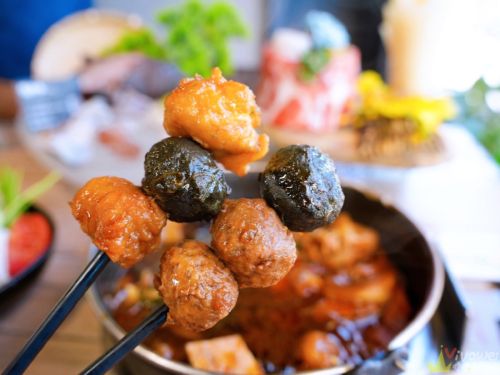 桃園中壢美食｜『鍋強強極緻火鍋』新升級桌邊蔬菜免費續&氣泡飲料暢飲&指定套餐+100元肉肉吃到飽！附設免費停車場~親子友善餐廳~回訪多次的質感火鍋店！