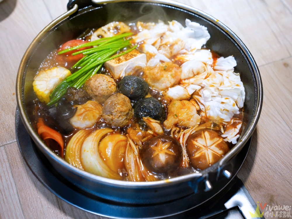 桃園中壢美食｜『鍋強強極緻火鍋』新升級桌邊蔬菜免費續&氣泡飲料暢飲&指定套餐+100元肉肉吃到飽！附設免費停車場~親子友善餐廳~回訪多次的質感火鍋店！