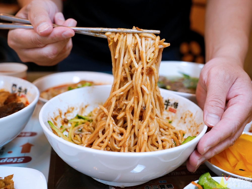桃園中壢美食｜『牛小恬牛肉麵』中壢SOGO海華商圈牛肉麵推薦！紅燒牛三寶刀削麵+雙醬麵+紅油炒手必吃！附特約停車場超方便！