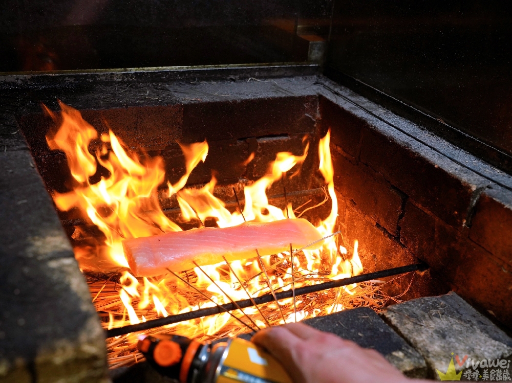 台北中山美食｜『ABV日式居酒館-台北中山店』最具話題性的稻草燒盛合！還有大阪燒,廣島燒,串燒等日式美食~搭配300多款精釀啤酒~小酌小聚的深夜美食首選！