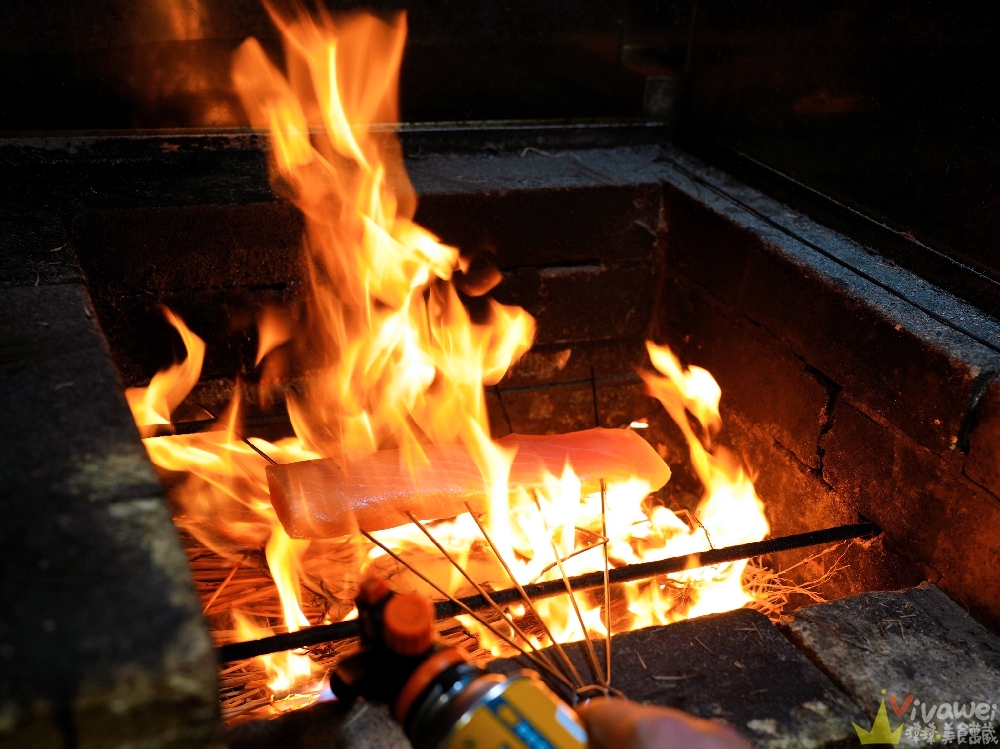 台北中山美食｜『ABV日式居酒館-台北中山店』最具話題性的稻草燒盛合！還有大阪燒,廣島燒,串燒等日式美食~搭配300多款精釀啤酒~小酌小聚的深夜美食首選！