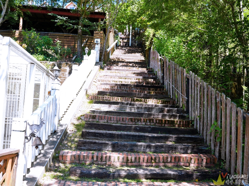 南投仁愛住宿｜『清境晨曦山莊』樓中樓獨棟小木屋民宿～開箱黃色景觀樓中樓香杉木屋房型！可免費停車且有附早餐！
