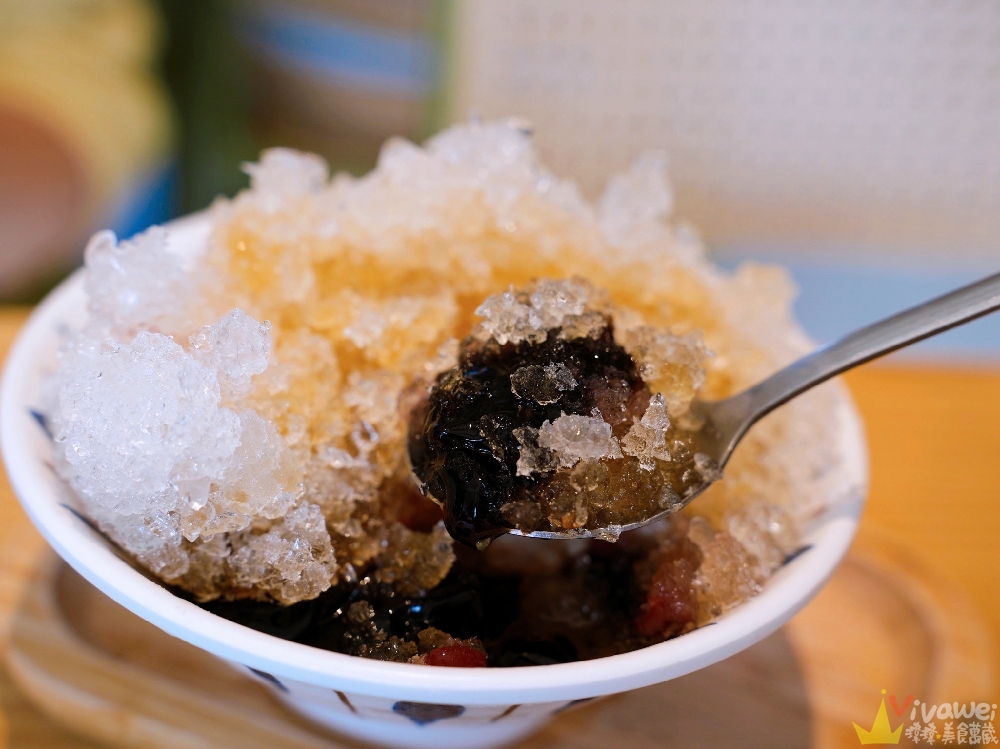 桃園龍潭美食｜『QQ田甜品工坊-桃園龍潭大池店』生意超好！龍潭大池旁的創意日式冰品&仙草&刨冰&豆花&紅豆湯等甜品！