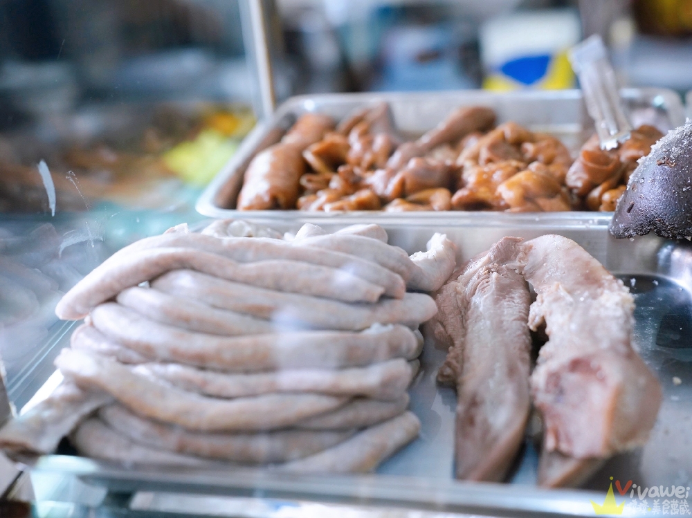 桃園平鎮美食｜『橋頭小吃部』一開店就爆滿！每桌必點現切的滷味小菜～還有各式麵類～晚來就吃不到！