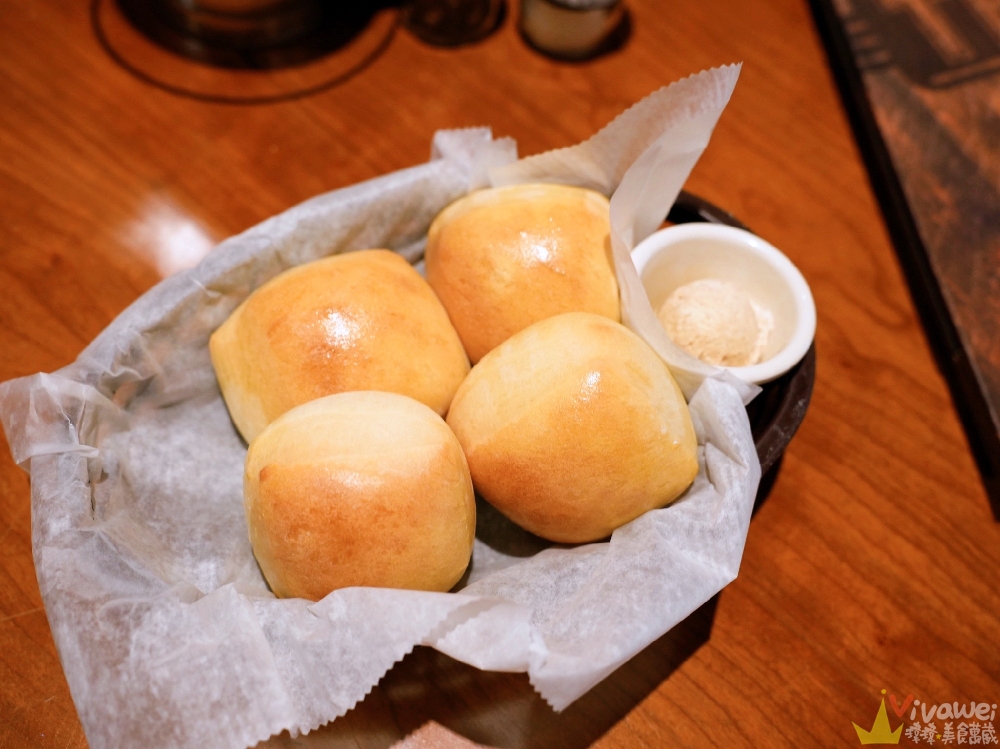 桃園中壢美食｜『Texas Roadhouse 德州鮮切牛排』青埔新光影城/置地廣場xpark二樓！美式排餐專賣店~內用餐包&花生無限吃到飽！