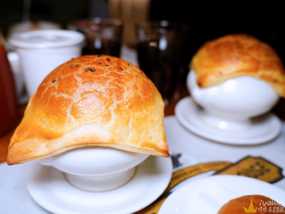 宜蘭五結美食｜『來來牛排』在地老字號排隊餐廳！附設免費停車場！必吃蒜酥牛排+香菜加好加滿！紅茶和酥皮濃湯超加分！