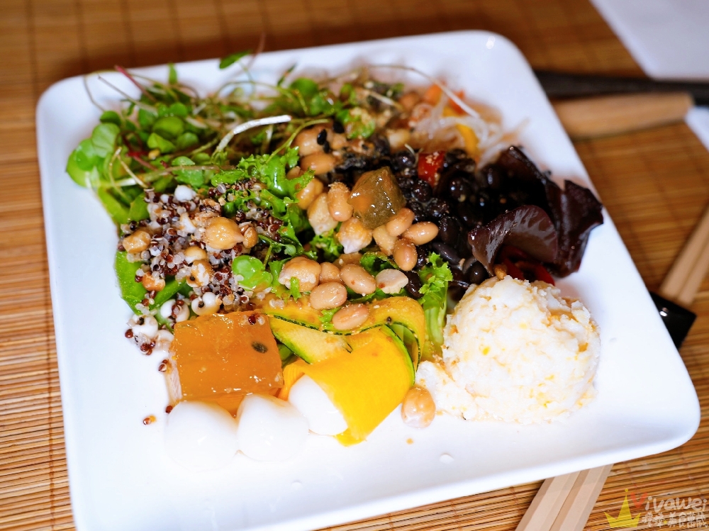 桃園中壢美食｜『蕃薯藤-TINA廚房 中壢壢景町店』點主餐即可享有半自助式健康豐盛餐！主打食當地/食當季/食有機！