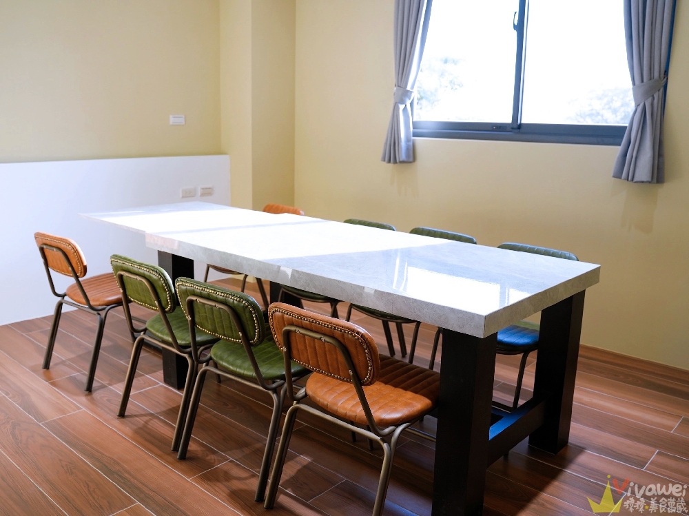 苗栗後龍美食｜『烏色咖啡-高鐵旗艦店』全新開幕！帶有客家元素的黑色質感系餐廳！有正餐料理及後龍店限定的雞蛋糕！