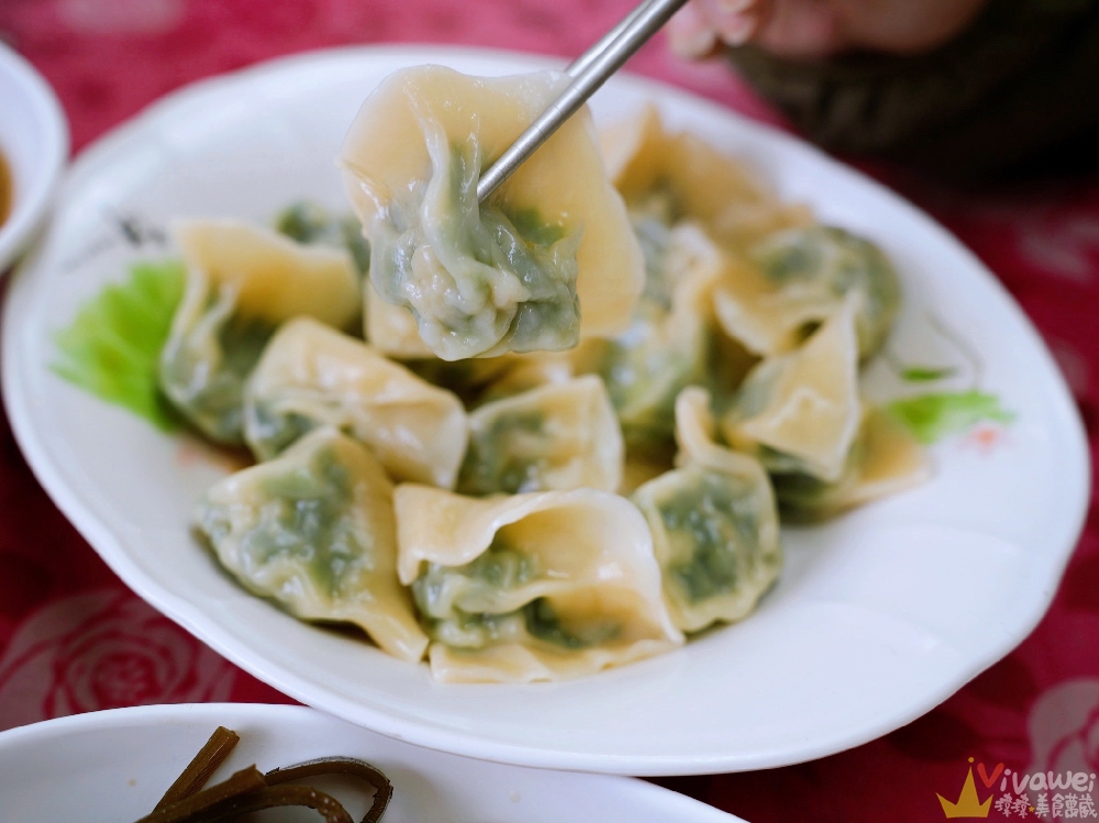 桃園中壢美食｜『三斤大水餃』平價麵食小吃店～點15顆水餃就送酸辣湯～蔥抓餅加蛋也是必吃品項！