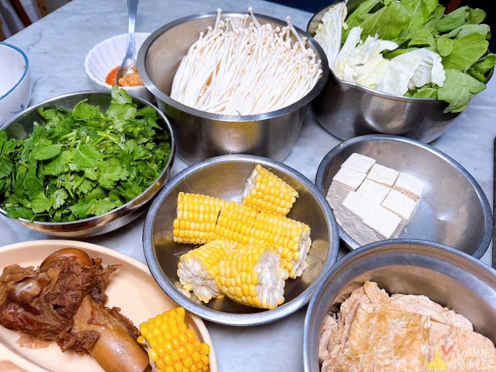 苗栗竹南美食｜『詹師傅越式羊肉爐』食補暖身!炭火加熱的古早味羊肉爐~讓你從裡暖到外!