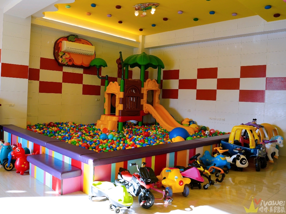 宜蘭羅東住宿｜『宜蘭羅東Candy民宿』夢幻糖果屋親子民宿~室內球池溜滑梯+電動車+正版樂高積木牆+溜滑梯房型開箱！