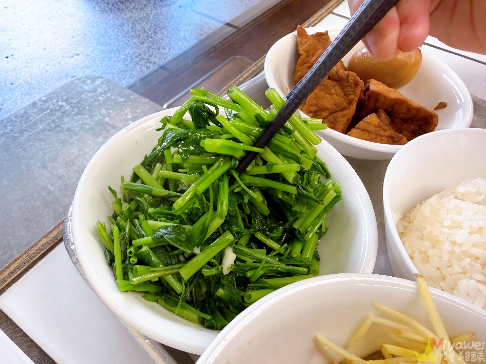 台北東湖美食｜『純發滷肉飯』文青風格小吃店～膠質滿滿的肥肉派滷肉飯&滷大腸必點！