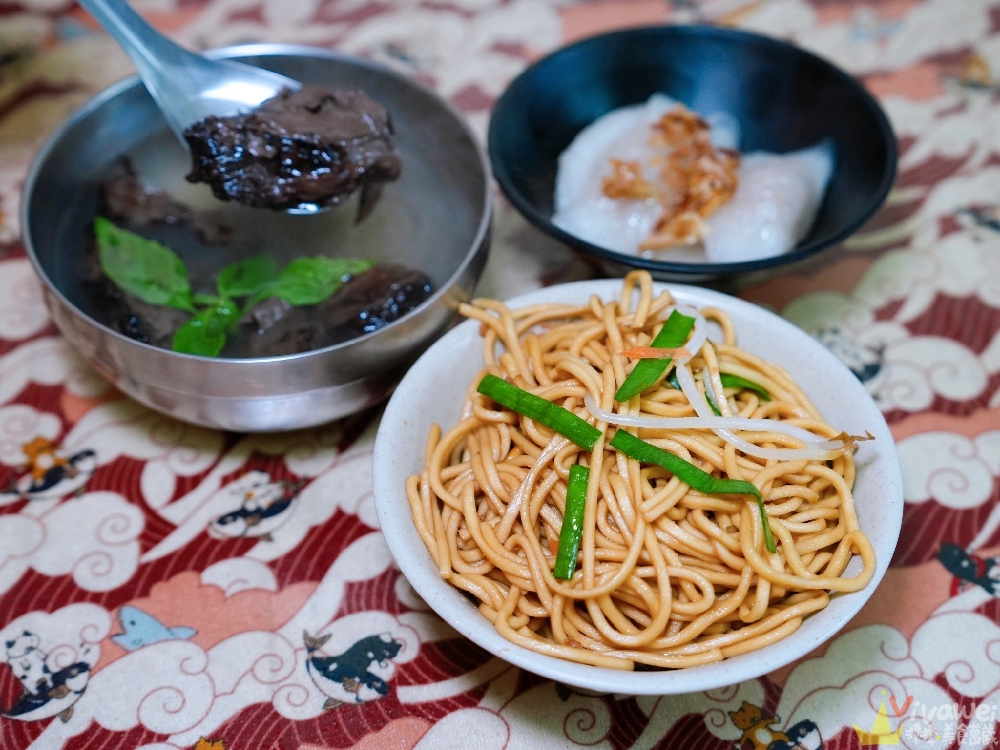 苗栗市美食｜『水上人家』客家美食街老字號小吃！招牌炸鴨血湯、Q彈乾水晶餃與炒麵！