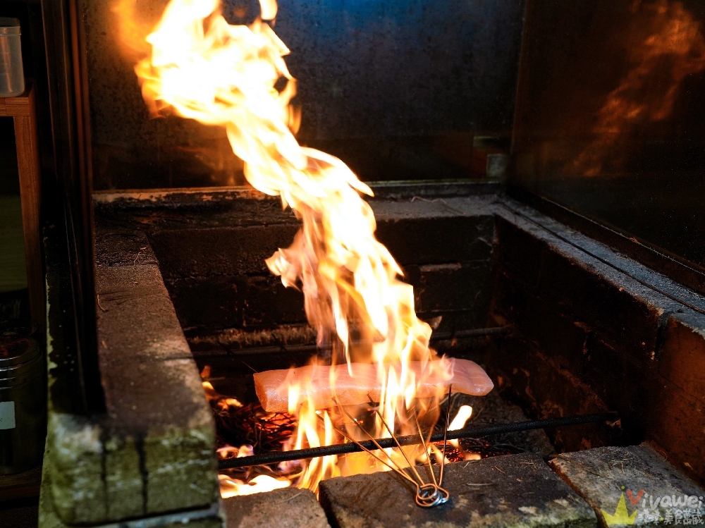 台北中山美食｜『ABV日式居酒館-台北中山店』最具話題性的稻草燒盛合！還有大阪燒,廣島燒,串燒等日式美食~搭配300多款精釀啤酒~小酌小聚的深夜美食首選！