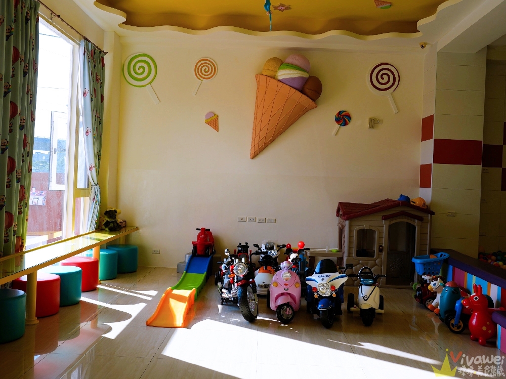 宜蘭羅東住宿｜『宜蘭羅東Candy民宿』夢幻糖果屋親子民宿~室內球池溜滑梯+電動車+正版樂高積木牆+溜滑梯房型開箱！