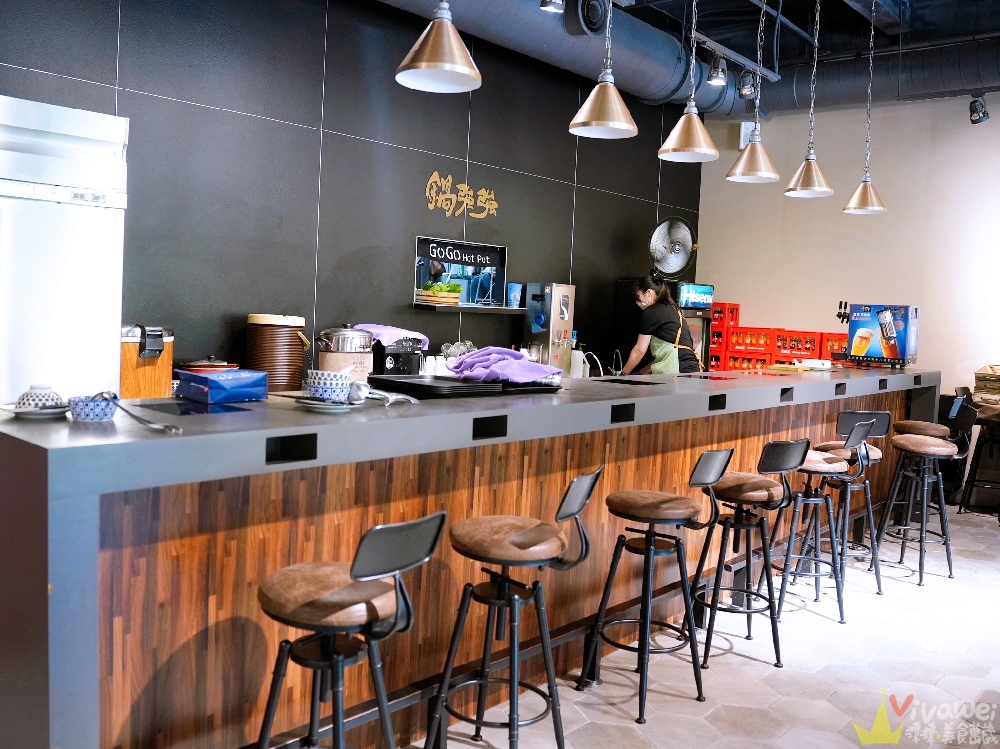 桃園中壢美食｜『鍋強強極緻火鍋』新升級桌邊蔬菜免費續&氣泡飲料暢飲&指定套餐+100元肉肉吃到飽！附設免費停車場~親子友善餐廳~回訪多次的質感火鍋店！