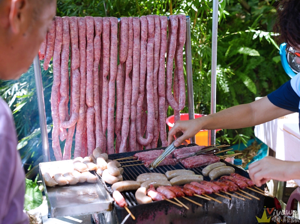 宜蘭礁溪美食｜『礁溪香腸伯』好吃又Juicy的現烤香腸&潤餅大腸包小腸！礁溪跑馬古道 五峰旗榕樹下的排隊攤販！
