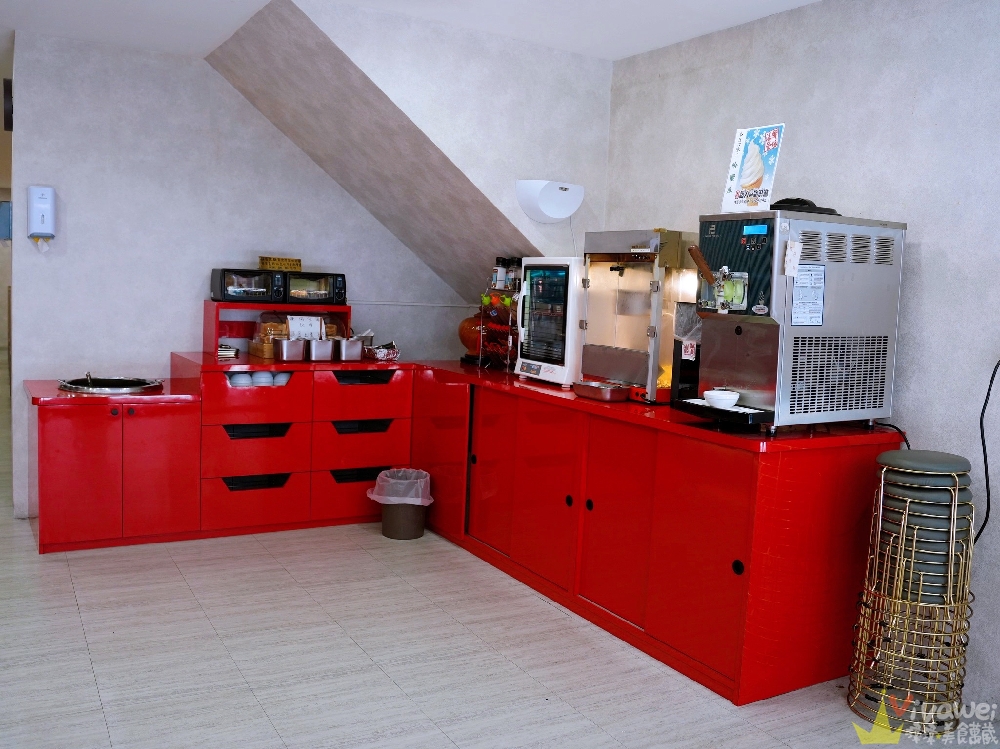 苗栗市美食｜『紅吱吱平價牛排館-苗栗店』排餐只要180元起~可免費加麵一次！自助吧享濃湯,爆米花,抹醬吐司,冷熱飲,霜淇淋免費吃到飽！