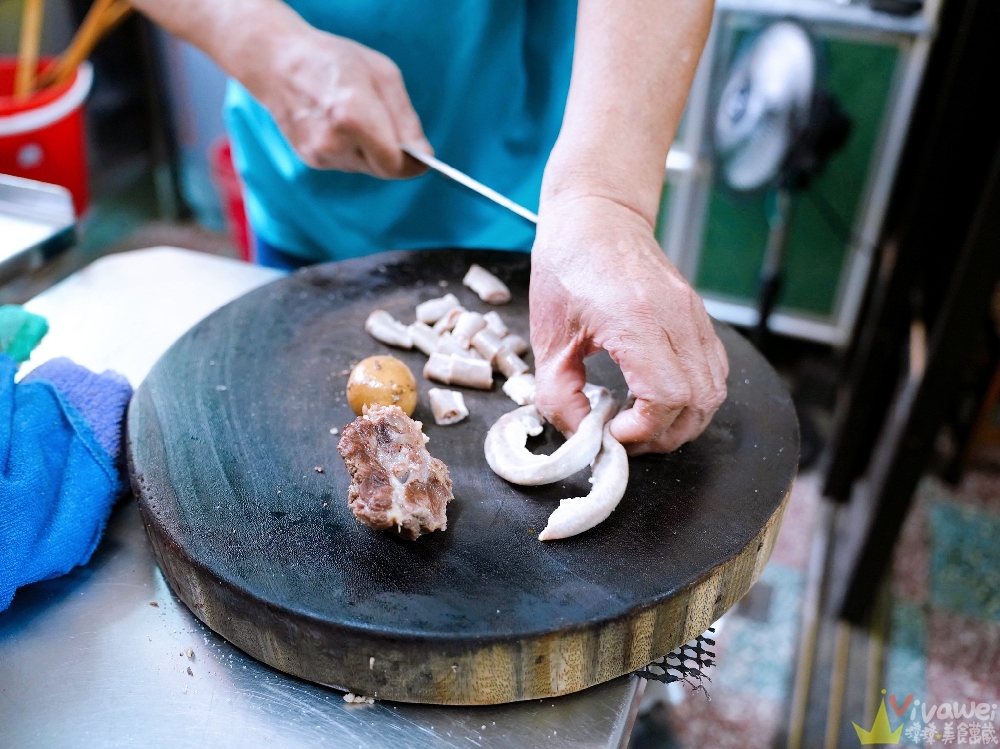 桃園平鎮美食｜『橋頭小吃部』一開店就爆滿！每桌必點現切的滷味小菜～還有各式麵類～晚來就吃不到！