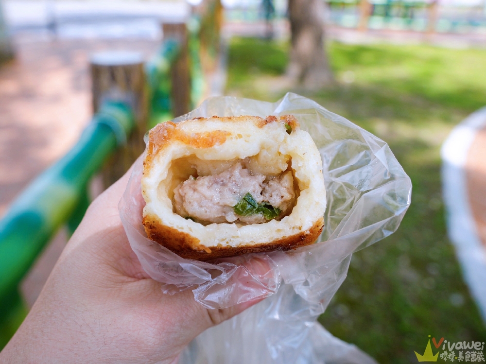 花蓮鳳林美食｜『鳳林水煎包』無招牌在地排隊小吃！超美味的現做水煎包~高麗菜&肉包都好吃！