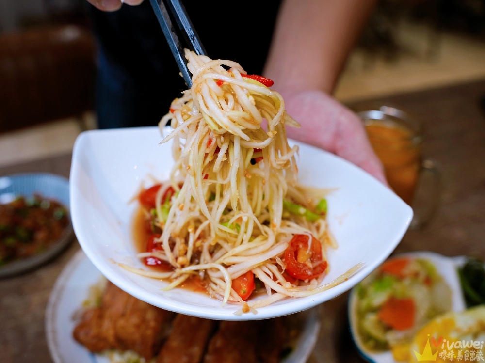 桃園中壢美食｜『壹食貳香』內壢專賣中式與泰式的美味小餐館！必吃雞腿炒飯&金錢蝦餅！