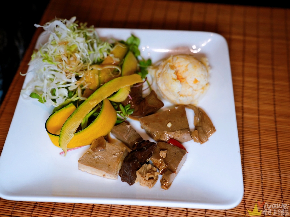 桃園中壢美食｜『蕃薯藤-TINA廚房 中壢壢景町店』點主餐即可享有半自助式健康豐盛餐！主打食當地/食當季/食有機！