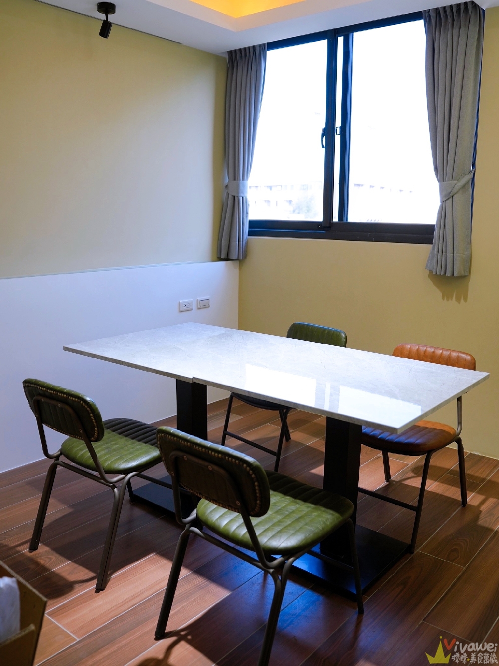 苗栗後龍美食｜『烏色咖啡-高鐵旗艦店』全新開幕！帶有客家元素的黑色質感系餐廳！有正餐料理及後龍店限定的雞蛋糕！