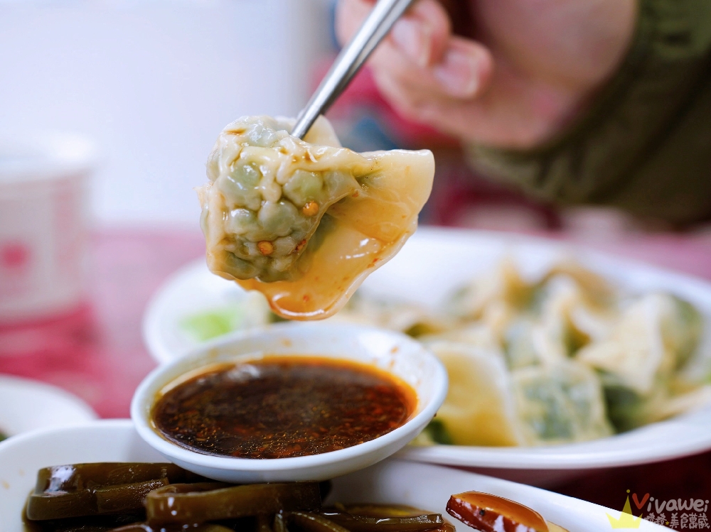 桃園中壢美食｜『三斤大水餃』平價麵食小吃店～點15顆水餃就送酸辣湯～蔥抓餅加蛋也是必吃品項！