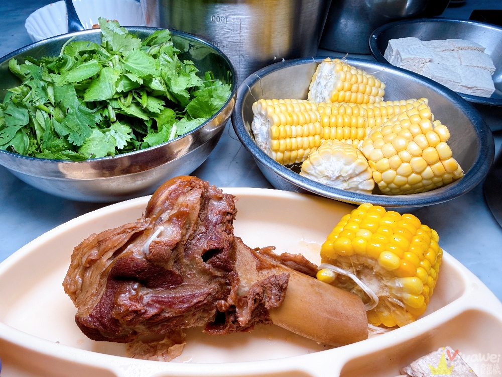 苗栗竹南美食｜『詹師傅越式羊肉爐』食補暖身!炭火加熱的古早味羊肉爐~讓你從裡暖到外!