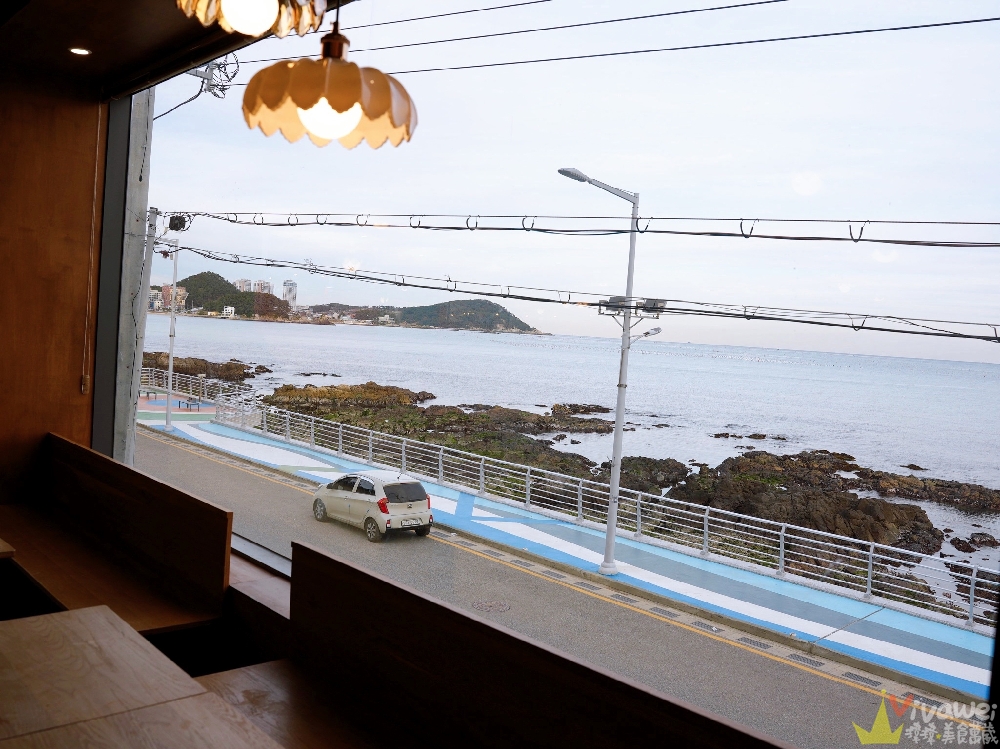 韓國釜山美食｜『OLDMUG』松亭海邊療癒系甜點咖啡廳～可愛熊熊蛋糕,草莓拿鐵與扁可頌開箱！