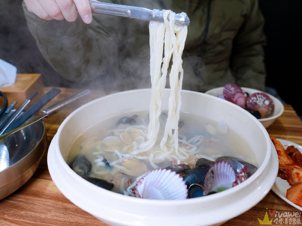 韓國釜山美食｜『31cm海鮮刀削麵』海雲台傳統市場熱門的海鮮刀削麵~清爽鮮甜的湯頭和滿滿海鮮貝類！