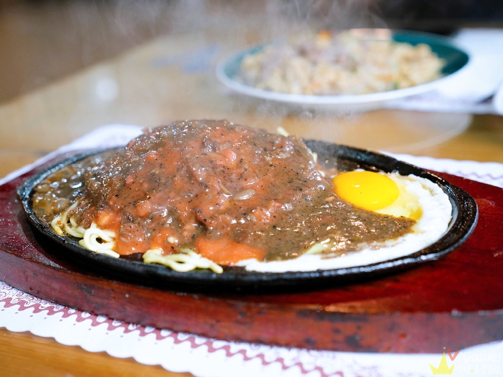 苗栗大湖美食｜『好師父牛排館』在地傳統平價牛排館！附玉米濃湯與紅茶！推薦必點牛肉炒飯&鐵板麵比排餐更值得吃！