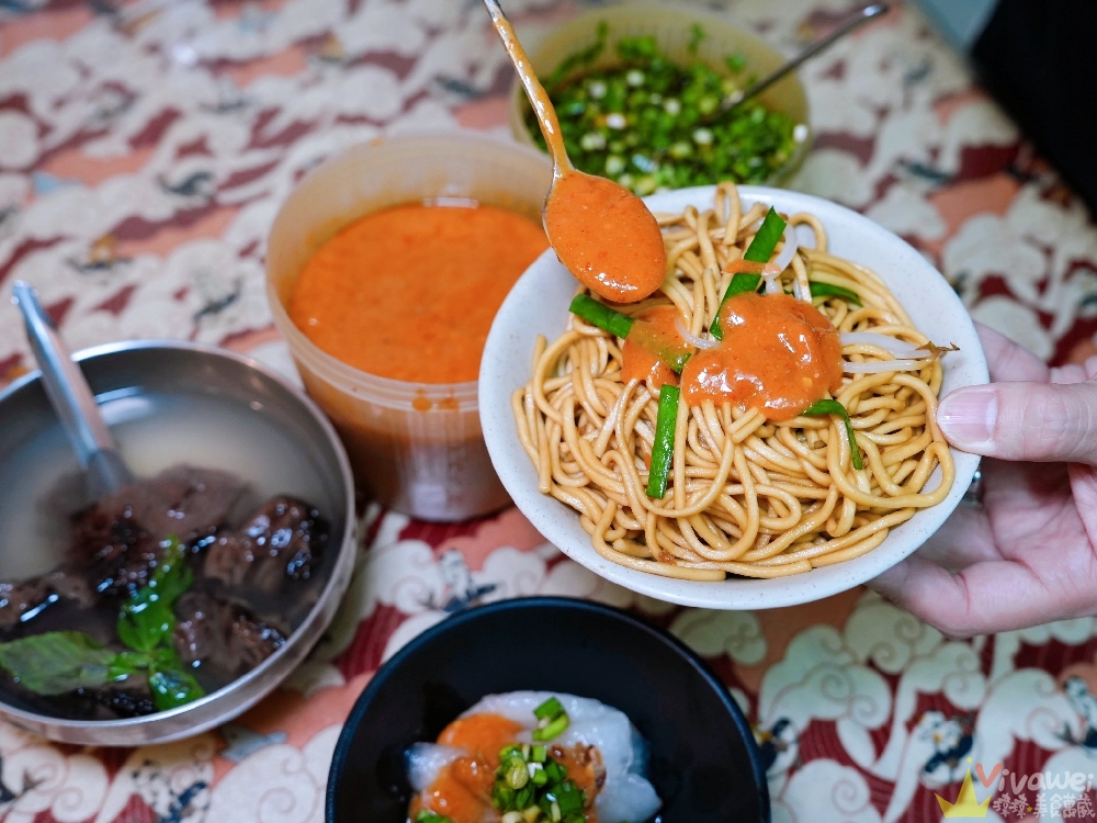 苗栗市美食｜『水上人家』客家美食街老字號小吃！招牌炸鴨血湯、Q彈乾水晶餃與炒麵！