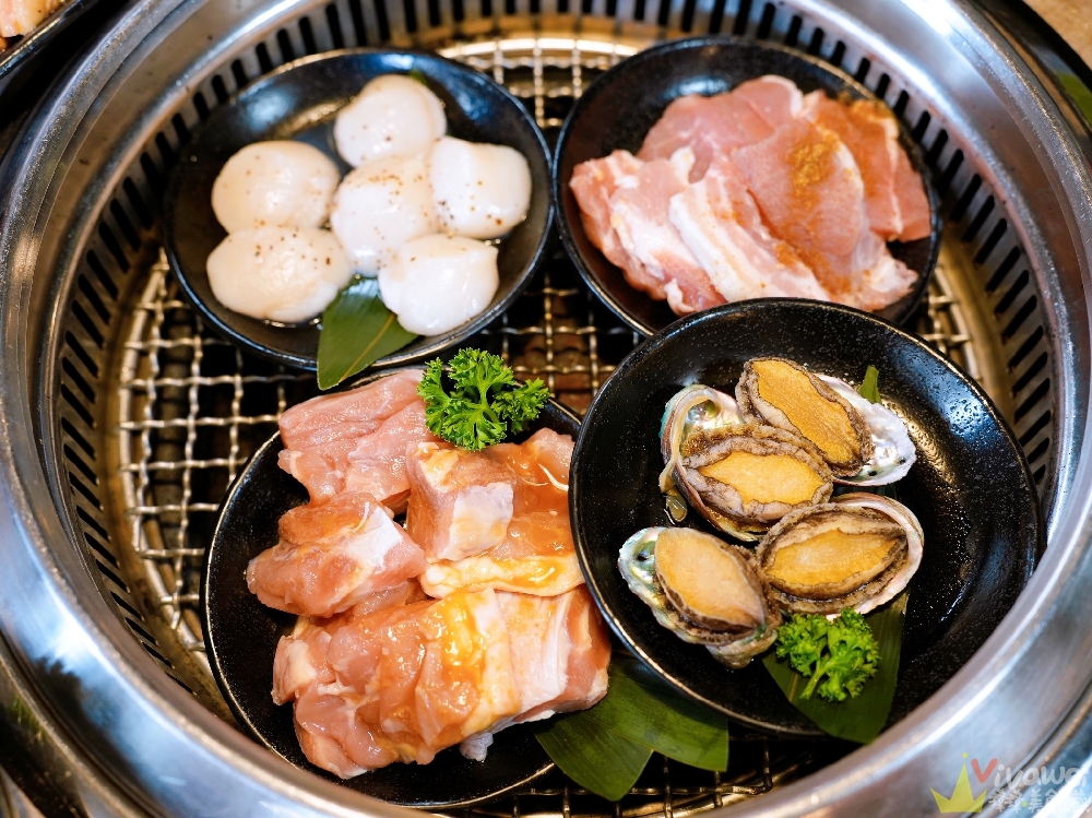 桃園市美食｜『三柒燒肉專門店-桃園中華店』桃園火車站新開幕燒肉吃到飽！日本A5和牛+波士頓龍蝦+松葉蟹腳+鱈場蟹腳無限供應～1988元頂級燒肉吃到飽推薦！