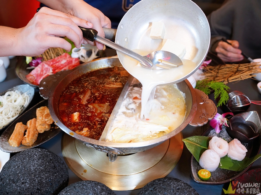 桃園市美食｜『岩漿火鍋-桃園中正店』桃園麻辣火鍋推薦！藝文特區高級質感鍋物~鍋底免費續加還能外帶！