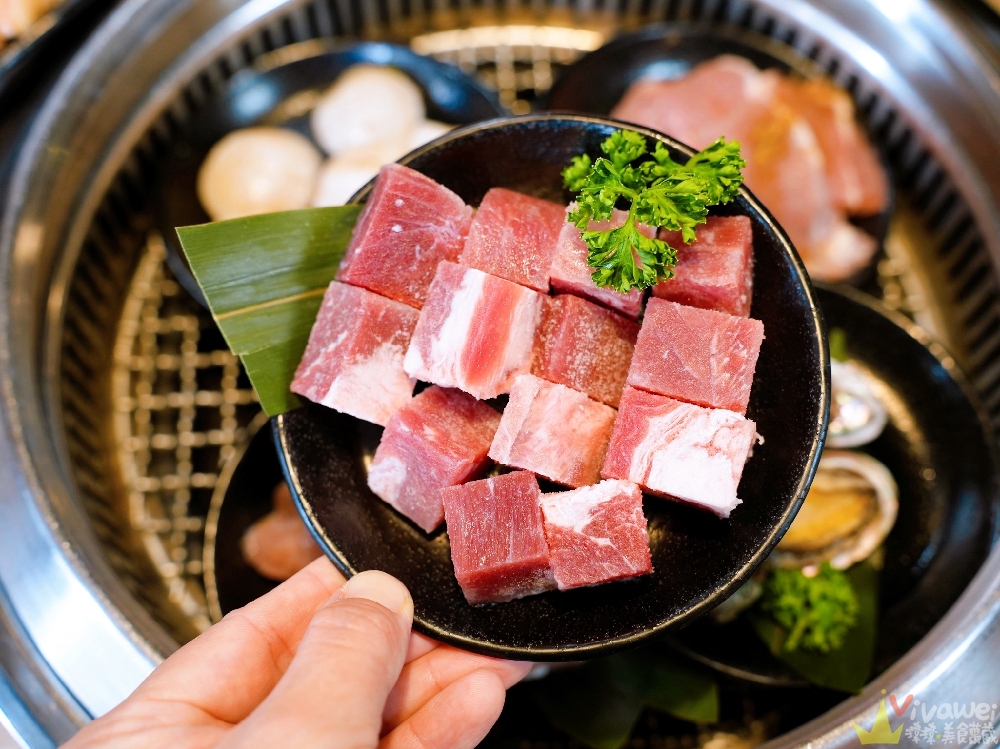桃園市美食｜『三柒燒肉專門店-桃園中華店』桃園火車站新開幕燒肉吃到飽！日本A5和牛+波士頓龍蝦+松葉蟹腳+鱈場蟹腳無限供應～1988元頂級燒肉吃到飽推薦！