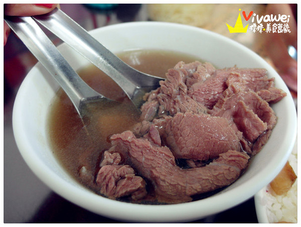文章牛肉湯：台南安平｜宵夜場至隔天中午也能吃到新鮮現切牛肉『文章牛肉湯』