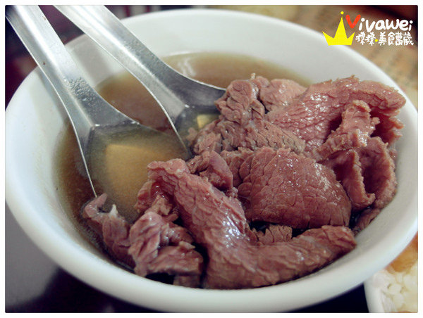 文章牛肉湯：台南安平｜宵夜場至隔天中午也能吃到新鮮現切牛肉『文章牛肉湯』
