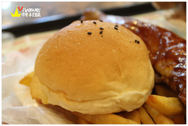 香雞城：宜蘭市｜全台唯一烤雞腿及薯條和奶酥餐包都好吃『香雞城』